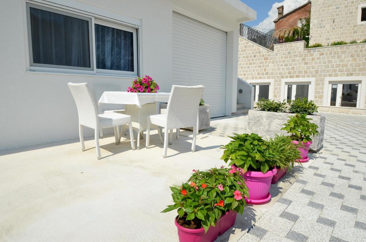 Seafront Apartment Vujovic Prcanj Bagian luar foto