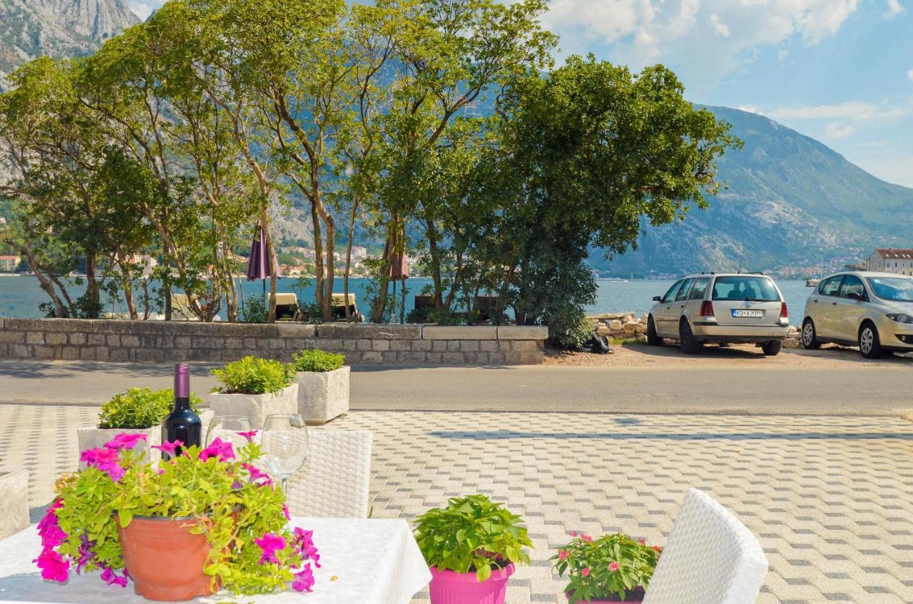 Seafront Apartment Vujovic Prcanj Bagian luar foto
