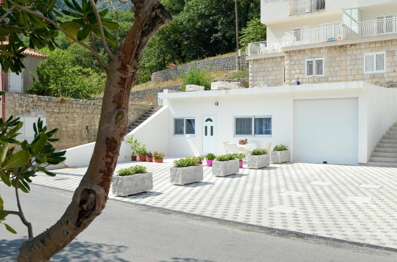 Seafront Apartment Vujovic Prcanj Bagian luar foto