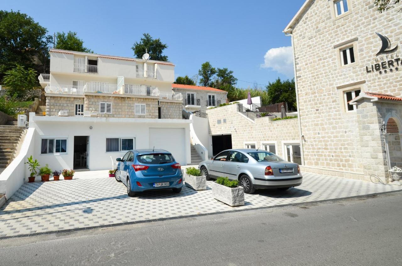 Seafront Apartment Vujovic Prcanj Bagian luar foto