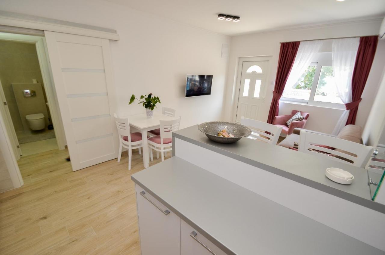 Seafront Apartment Vujovic Prcanj Bagian luar foto