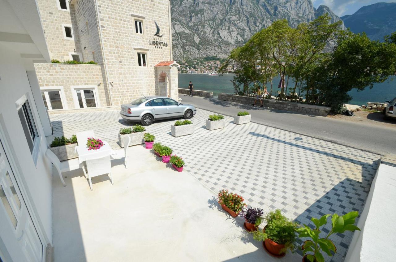 Seafront Apartment Vujovic Prcanj Bagian luar foto